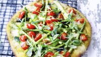 Pizza veggie mit gr&uuml;nem Spargel, Cherrytomaten und Pesto